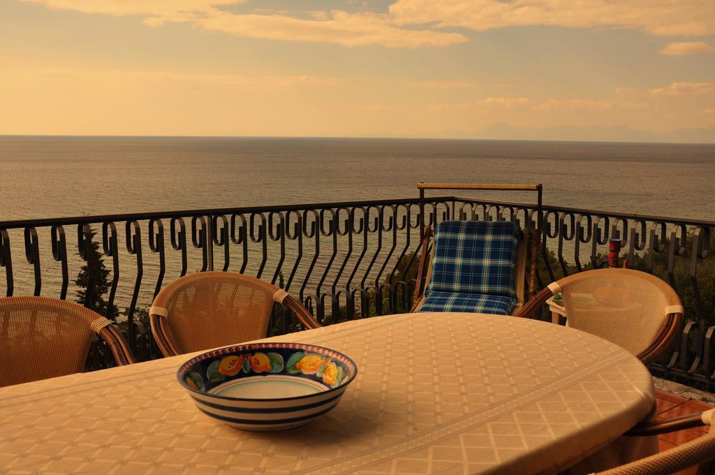 Villa Laura Sea View Apartments 圣塔·马里亚·迪·卡斯特 外观 照片